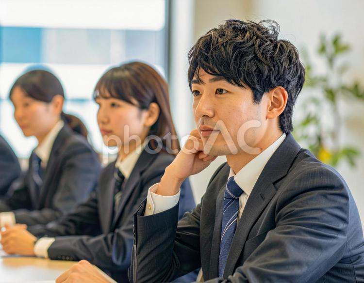 真剣な表情で会議に臨む若手ビジネスマン ビジネスマン,ビジネスウーマン,会社員の写真素材