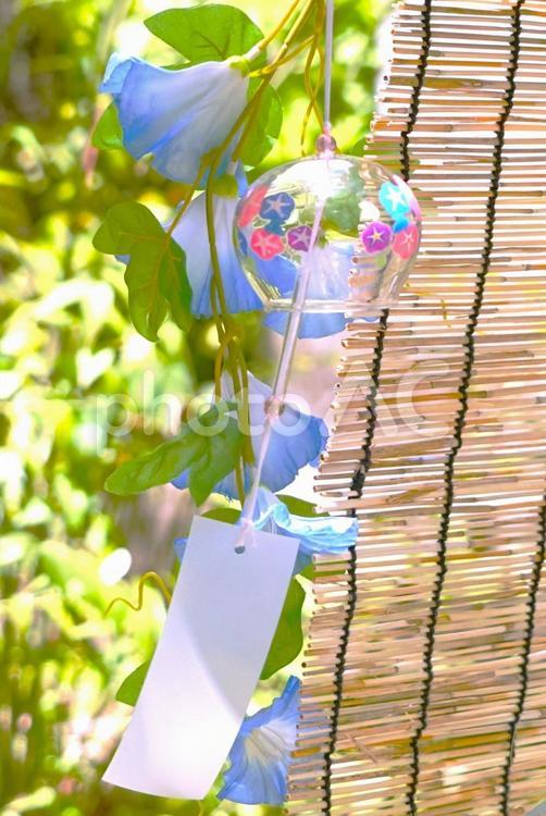 風鈴とすだれ（縦長） 風鈴,すだれ,朝顔の写真素材