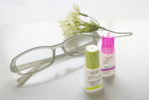 目薬 メガネ 眼鏡 疲れ目 目薬 メガネ 眼鏡 疲れ目 の写真
