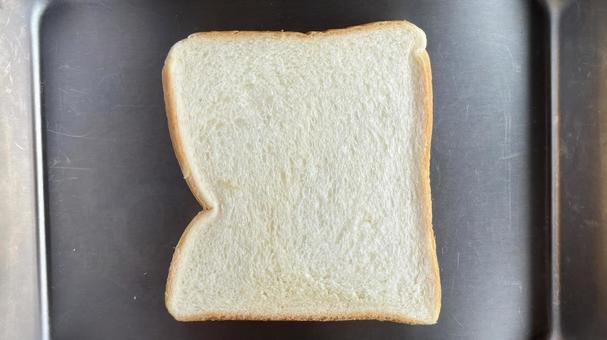 食パン(少しへこんでいる) 食パン(少しへこんでいる)の写真