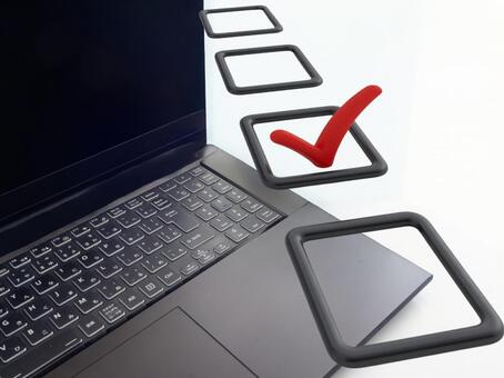 タスク管理やチェック作業をイメージ写真 ノートパソコン,チェックボックス,タスク管理の写真素材