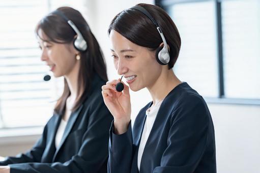 話をするオペレーター女性・二人 話をするオペレーター女性・二人 女性,ビジネスウーマン,オペレーターの写真素材