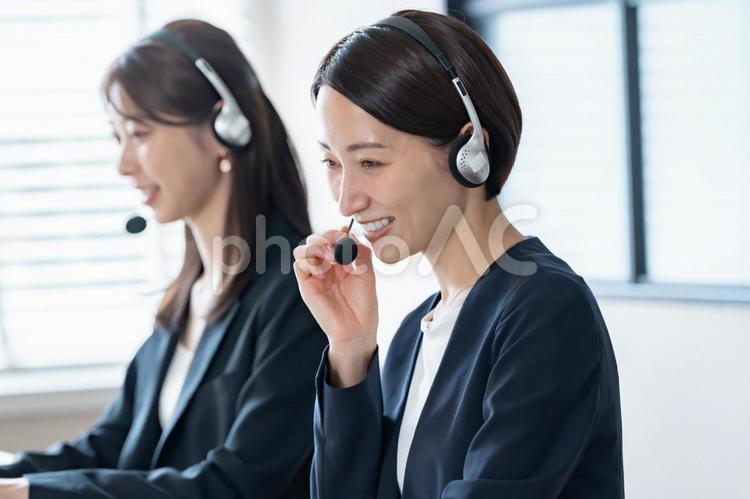 話をするオペレーター女性・二人 女性,ビジネスウーマン,オペレーターの写真素材