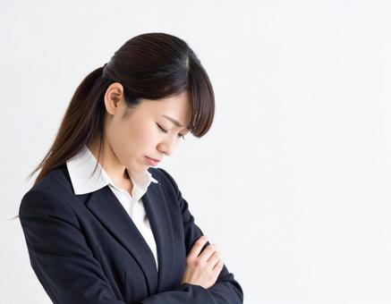 オフィスで困っているサラリーマン女性 オフィスで困っているサラリーマン女性の写真
