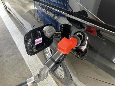 ガソリンスタンド 給油 ガソリンスタンド 給油 給油,ガソリン,乗用車の写真素材