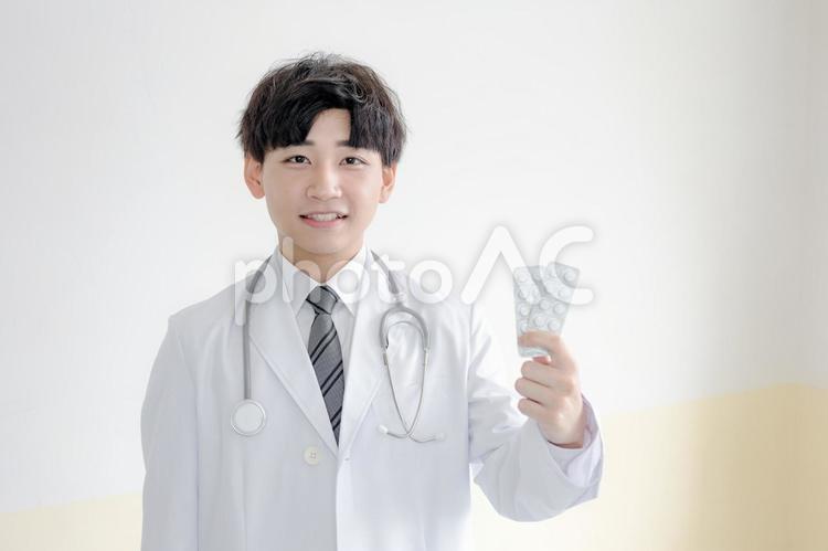 薬を持った医師 医師,ドクター,医療の写真素材