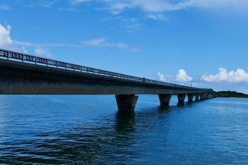 宮古島の池間大橋 宮古島の池間大橋 池間大橋,宮古島,夏の写真素材