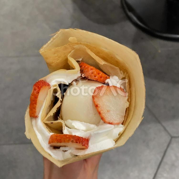 苺とホイップクリームのクレープ アイスクレープ,アイス,スイーツの写真素材