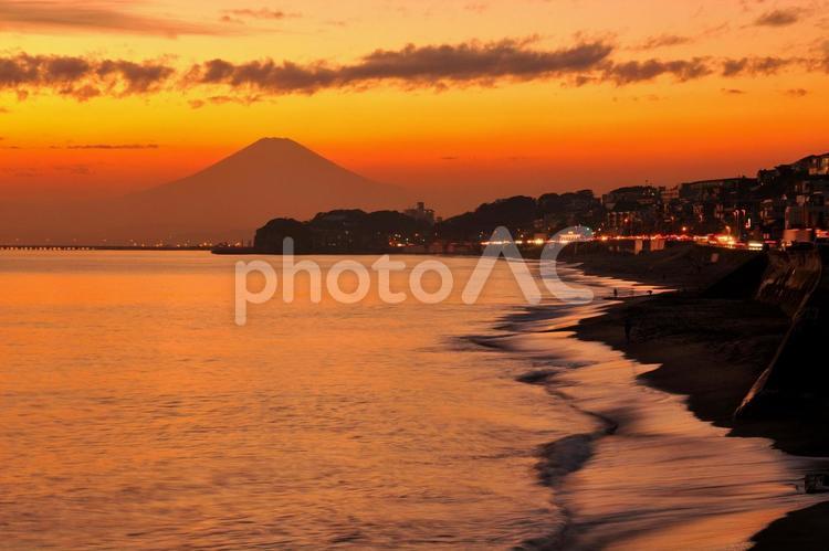 赤く染まる湘南海岸と富士山 冬,自然,晴れの写真素材