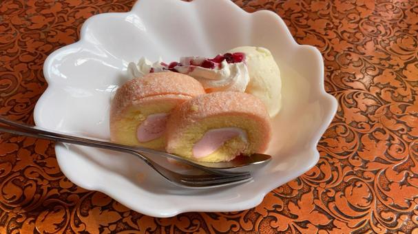 苺ロールと生クリーム 苺ロールと生クリーム ロールケーキ,苺,生クリームの写真素材