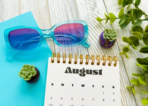 8月のカレンダーとサングラス 8月のカレンダーとサングラス 8月,夏,夏休みの写真素材