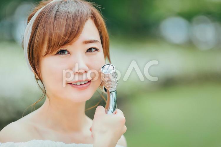 美顔ローラーを使う女性 美顔ローラー,ローラー,スキンケアの写真素材