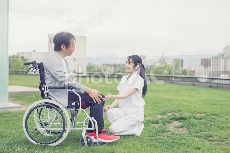 リハビリをする患者と医療スタッフ 看護師,作業療法士,リハビリの写真素材