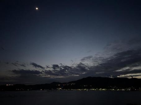 月明かりに照らされる淡路島 月明かりに照らされる淡路島 淡路島,夜景,月の写真素材