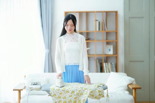 アイロン掛けをするロングヘア女性 女性,アイロン,アイロン台の写真素材