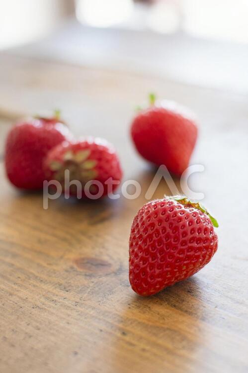木のまな板の上のイチゴ イチゴ,果物,いちごの写真素材