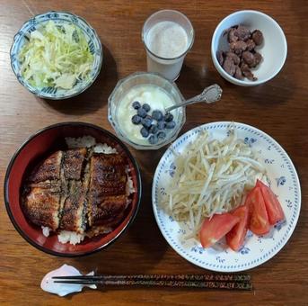 政府備蓄米ご飯にうなぎの蒲焼きなどの夕食 政府備蓄米ご飯にうなぎの蒲焼きなどの夕食 夕食,政府備蓄米,ご飯の写真素材