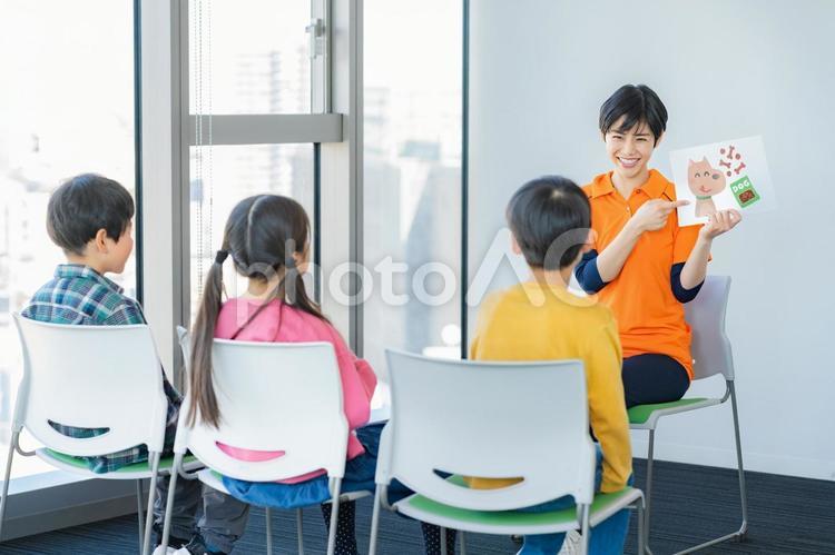 英語を学習する児童 英語,勉強,笑顔の写真素材
