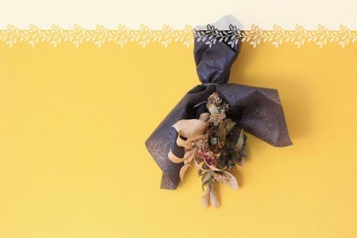 黄色い壁に薔薇のドライフラワースワッグD 黄色い壁に薔薇のドライフラワースワッグD 薔薇,ドライフラワー,スワッグの写真素材