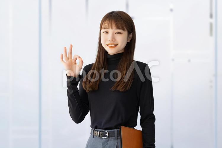 OKポーズをする笑顔のビジネスウーマン 女性,ok,笑顔の写真素材