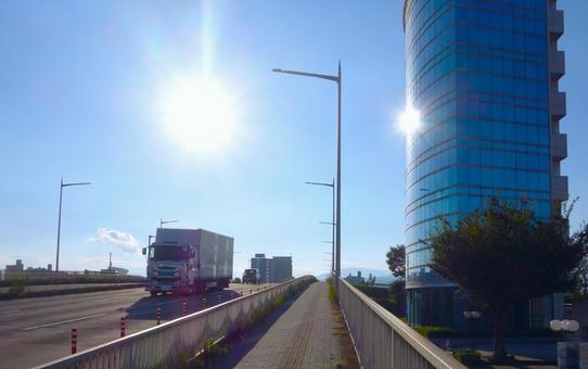 逆光の橋元 逆光の橋元 トラック,青空,歩道の写真素材