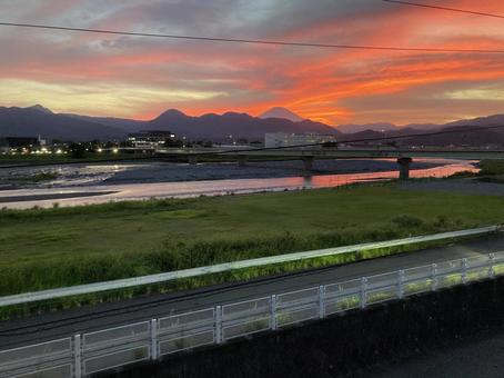 夕焼けの川 夕焼け,富士山,川の写真素材