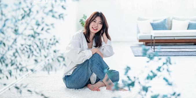 髪に触れる女性 髪,ヘアスタイル,ヘアケアの写真素材