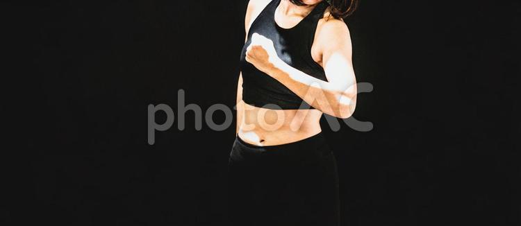 ボディメイクする女性（腕・顔なし） ボディ,腕,腕力の写真素材