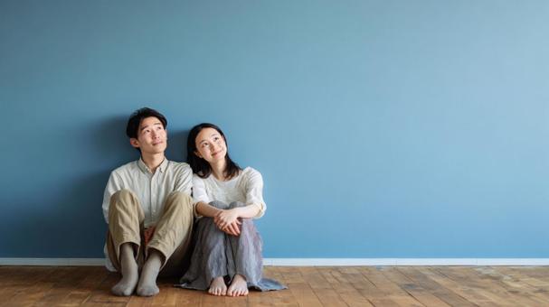 寄り添う室内カップル 寄り添う室内カップルの写真