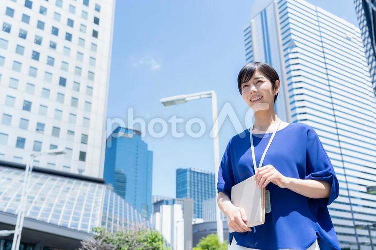オフィス街で働く若いビジネスウーマン ビジネスウーマン,ビジネス,女性の写真素材