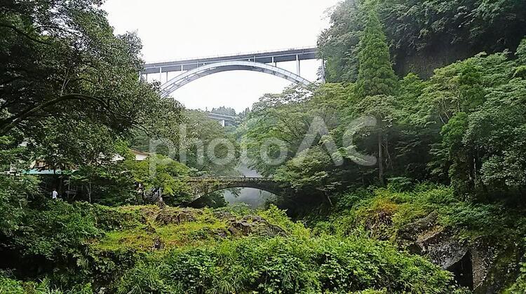 宮崎県高千穂峡にかかる三段橋 高千穂峡,宮崎県高千穂渓谷,夏の写真素材