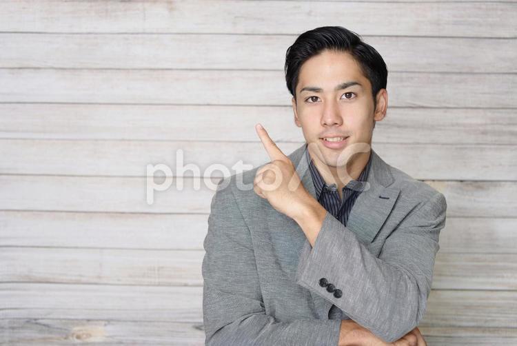 男性　案内　指差す 男性,ビジネスマン,ビジネスの写真素材