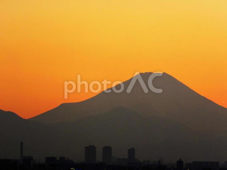 元旦の富士山　夕焼け２ オレンジ色,コピースペース,シルエットの写真素材