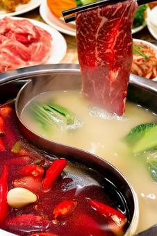 ２色の火鍋の写真