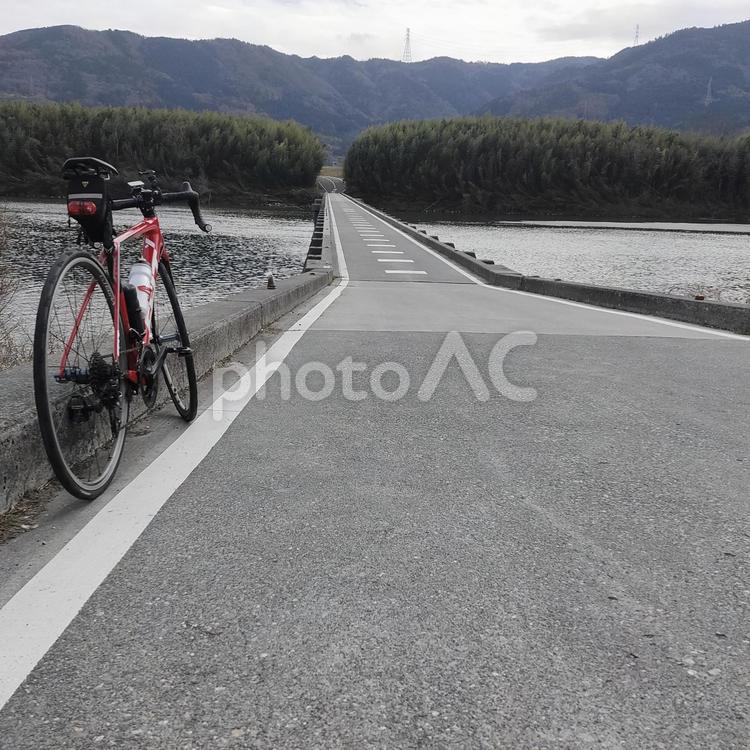 ロードバイクと沈下橋 道路,まっすぐ,サイクリングの写真素材