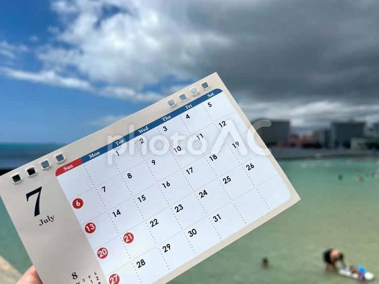 2025年7月のカレンダーを持つ女性の手 7月,カレンダー,ハワイの写真素材