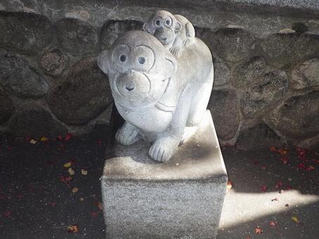 保久良神社の十二支の石像　サル 申,猿,サルの写真素材