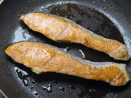 鮭をフライパンで焼く 鮭,シャケ,魚の写真素材