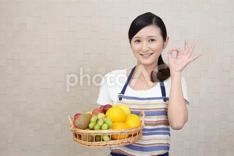 果物を持つ笑顔の女性 女性,女,オレンジの写真素材