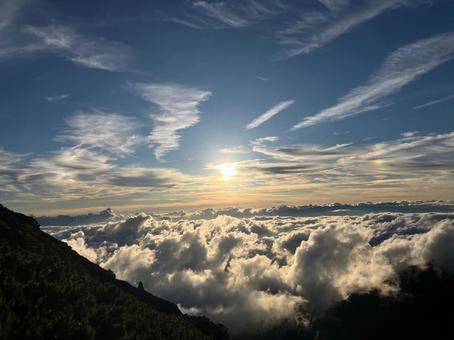 荒川中岳山頂より 夕日逆光2 荒川中岳山頂より 夕日逆光2 悪沢岳,荒川岳,中岳の写真素材