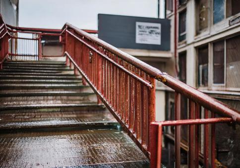 雨に濡れる赤い階段 雨に濡れる赤い階段の写真