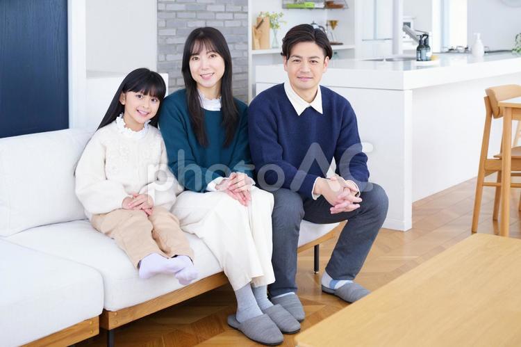 手を揃えてカメラ目線の家族 家族,女の子,女性の写真素材