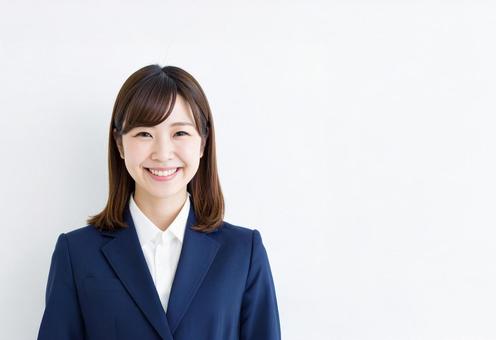リクルートスーツを着た女性 リクルートスーツを着た女性の写真