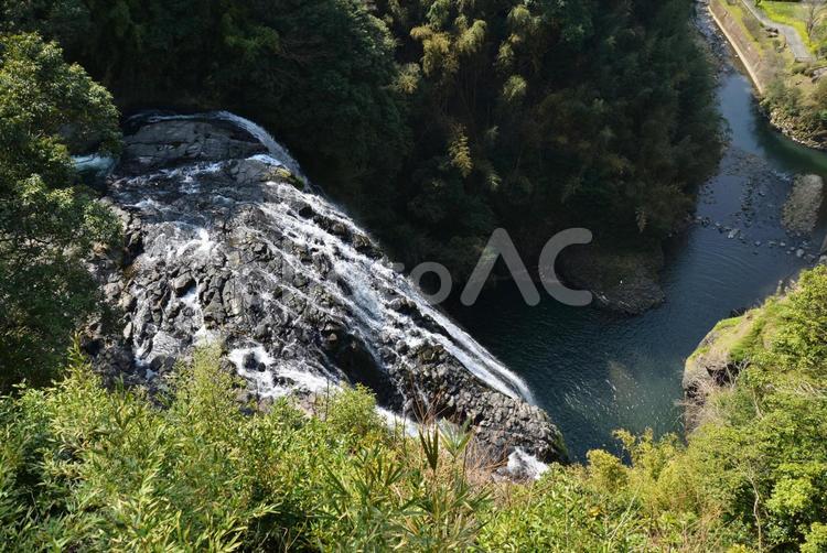 竜門の滝を見下ろす大迫力の光景 滝壺,川,緑の写真素材