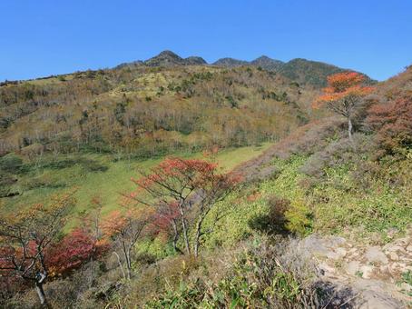 秋の霧降高原丸山から赤薙山方面 秋の霧降高原丸山から赤薙山方面 霧降高原,ハイキング,高原の写真素材