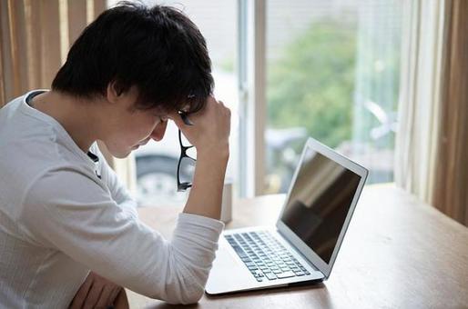 Asian man holding his head in telework, male, businessman, telework, JPG