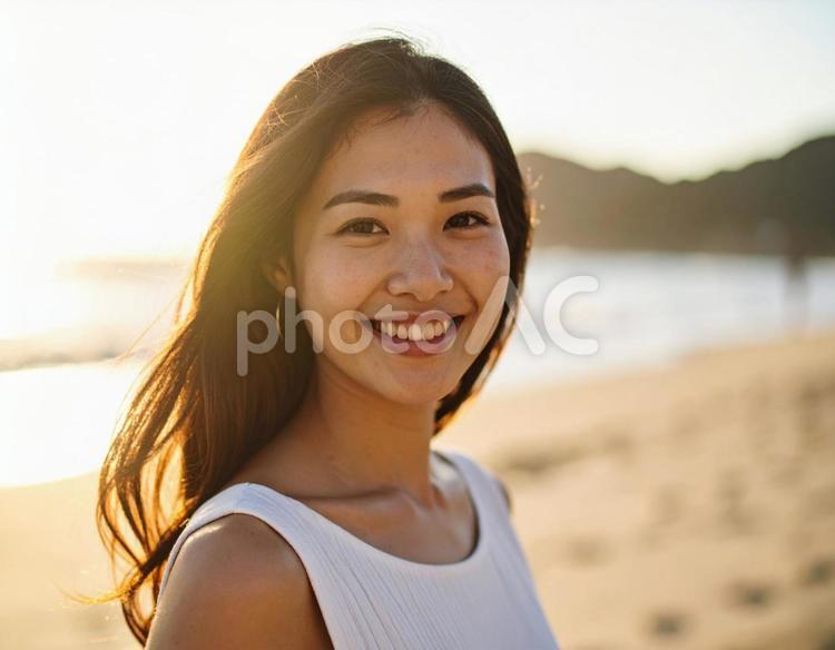 晩夏・夏の終わり、海辺の彼女 女性,晩夏,海辺の写真素材