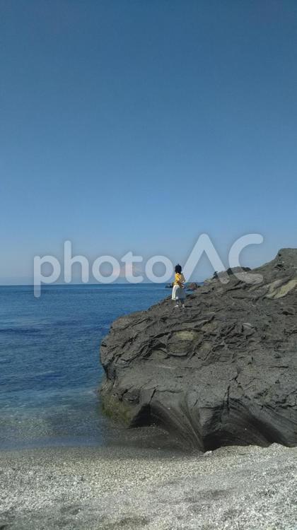 海辺の岩の上から富士山を望む女の子 女の子,少女,子供の写真素材