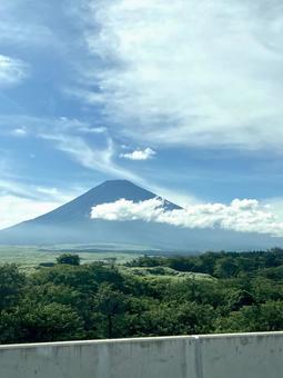 高速からの富士山 縦 高速からの富士山 縦 富士山,雲,山の写真素材
