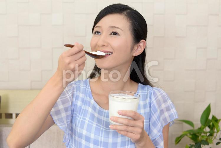ヨーグルトを食べる女性 ヨーグルト,食べ物,朝食の写真素材